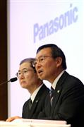 決算を説明するパナソニックの津賀一宏社長（右）＝２９日午後、東京都港区
