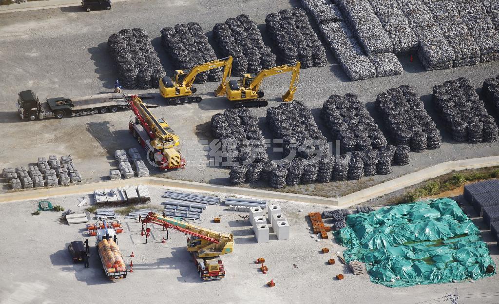 米軍キャンプ・シュワブで始まった、辺野古沿岸部埋め立ての本体工事＝２０１５年１０月２９日午前、沖縄県名護市（共同）