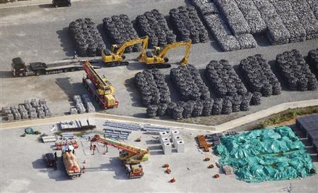 米軍キャンプ・シュワブで始まった、辺野古沿岸部埋め立ての本体工事＝２０１５年１０月２９日午前、沖縄県名護市（共同）