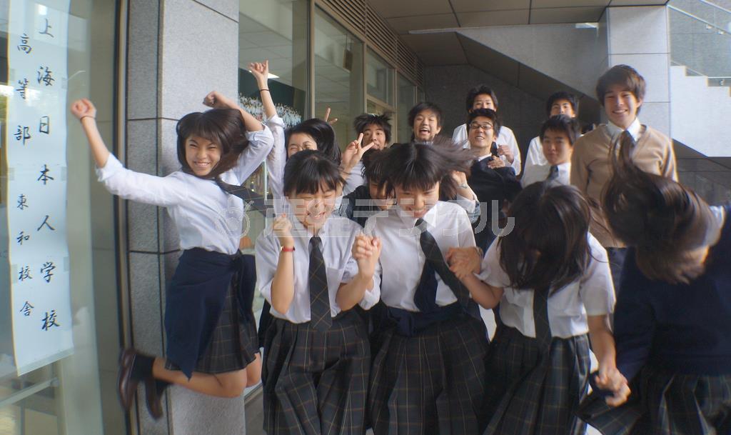 「上海日本人学校高等部」の生徒たち。小中学部に隣接するマンションの一部を間借りした“校舎”で正式な看板もないが、１２４人が元気に学んでいる＝２０１５年１０月２３日、中国・上海市（河崎真澄撮影）