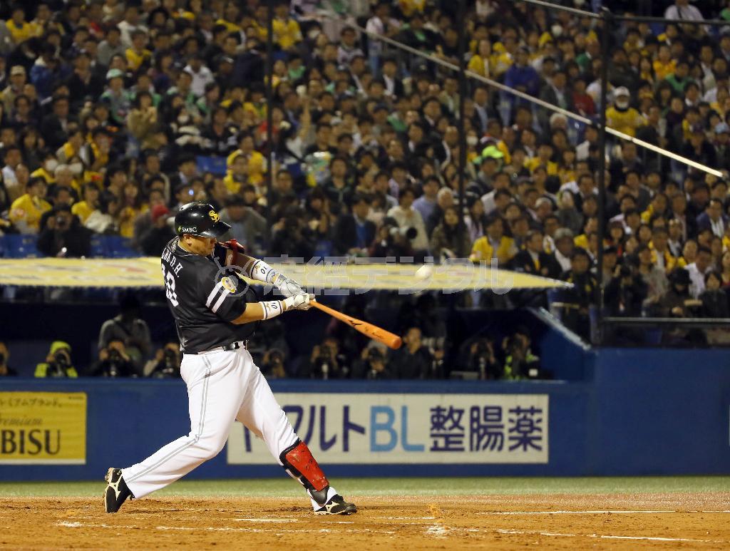 四回表１死三塁で、左越えに先制２ランを放ったソフトバンクの李大浩（イ・デホ）＝２０１５年８月２９日、東京都新宿区の神宮球場（塩浦孝明撮影）