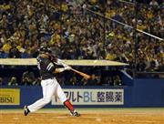 四回表１死三塁で、左越えに先制２ランを放ったソフトバンクの李大浩（イ・デホ）＝２０１５年８月２９日、東京都新宿区の神宮球場（塩浦孝明撮影）