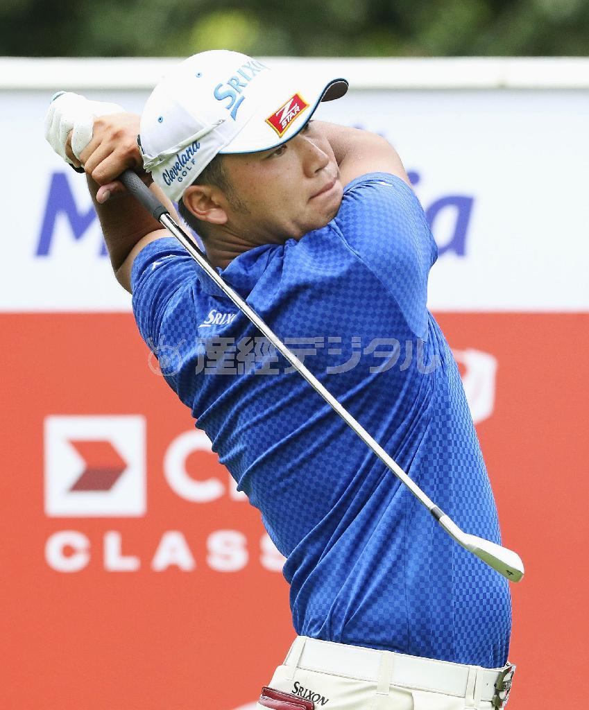 ９番でティーショットを放つ松山英樹＝２０１５年１０月２９日、マレーシアのクアラルンプール・クラブ（共同）
