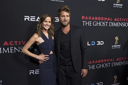 クリス・マレーさん（右）とブリット・ショウさん＝２０１５年１０月２３日、米カリフォルニア州ハリウッド（ロイター）