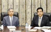 金融政策決定会合に臨む日銀の黒田総裁。右は坂井学財務副大臣＝３０日午前、日銀本店