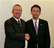 会見後、握手するハウス食品グループ本社の浦上博史社長（右）と壱番屋の浜島俊哉社長＝３０日、東京・大手町