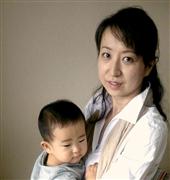 原真理恵社長と昨年９月に生まれた長男。母親と経営者の仕事を両立している
