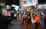 ハロウィーン前日、東京・渋谷のスクランブル交差点では仮装した人たちが街を歩き、外国人メディアや観光客らに囲まれていた＝２０１５年１０月３０日午後、東京都渋谷区（大西正純撮影）