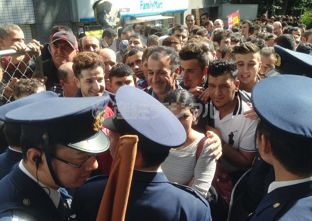 トルコ大使館前で在外投票に集まった人たちがが乱闘。警察官や機動隊員が出動する騒ぎとなった＝２０１５年１０月２５日、東京都渋谷区神宮前（鈴木健児撮影）