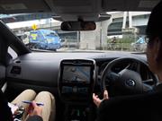 自動運転で一般道を左折する日産自動車の実験車両の車内＝１０月３１日、東京都江東区（会田聡撮影）