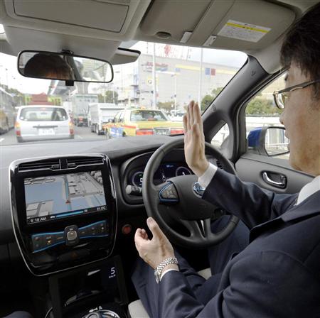 一般道で自動運転の実演走行をする日産自動車の実験車両＝３１日、東京都江東区
