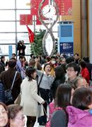 中国からの到着便が続き混雑する関西国際空港のロビー