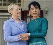 ２０１１年１２月２日、ミャンマーのヤンゴンで民主化運動指導者のアウン・サン・スー・チー氏（右）と会談したヒラリー・クリントン氏。以降２人はメル友になったこともクリントン氏のメール公開で明らかになった（ＡＰ）