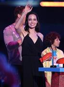米女優、アンジェリーナ・ジョリーさん（中央）＝２０１５年３月２８日、米カリフォルニア州イングルウッド（ＡＰ）