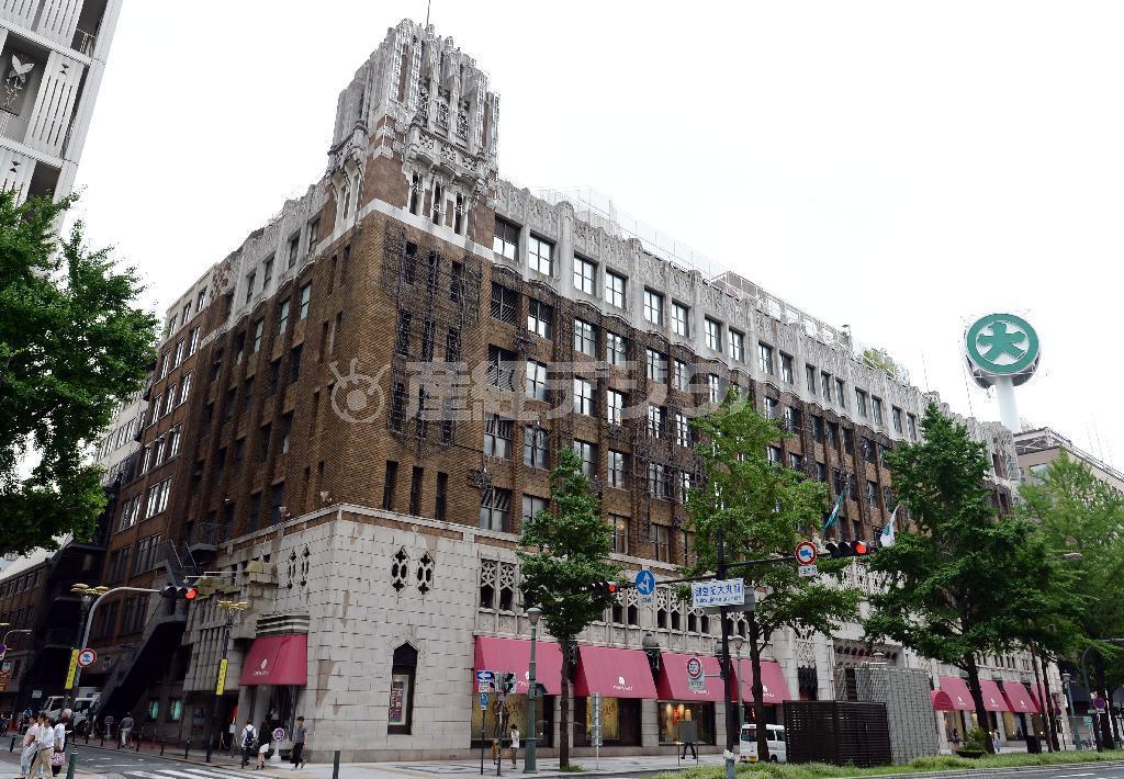 御堂筋からみた大丸心斎橋店本館＝大阪市中央区