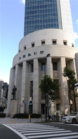 現在の大阪取引所のエントランス（手前）と高層のオフィスビル（奧）＝大阪市中央区