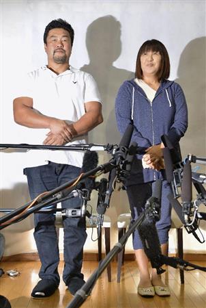 一時退院し、夫の佐々木健介さん（左）と記者会見に臨む北斗晶さん＝１０月３日午後、埼玉県吉川市