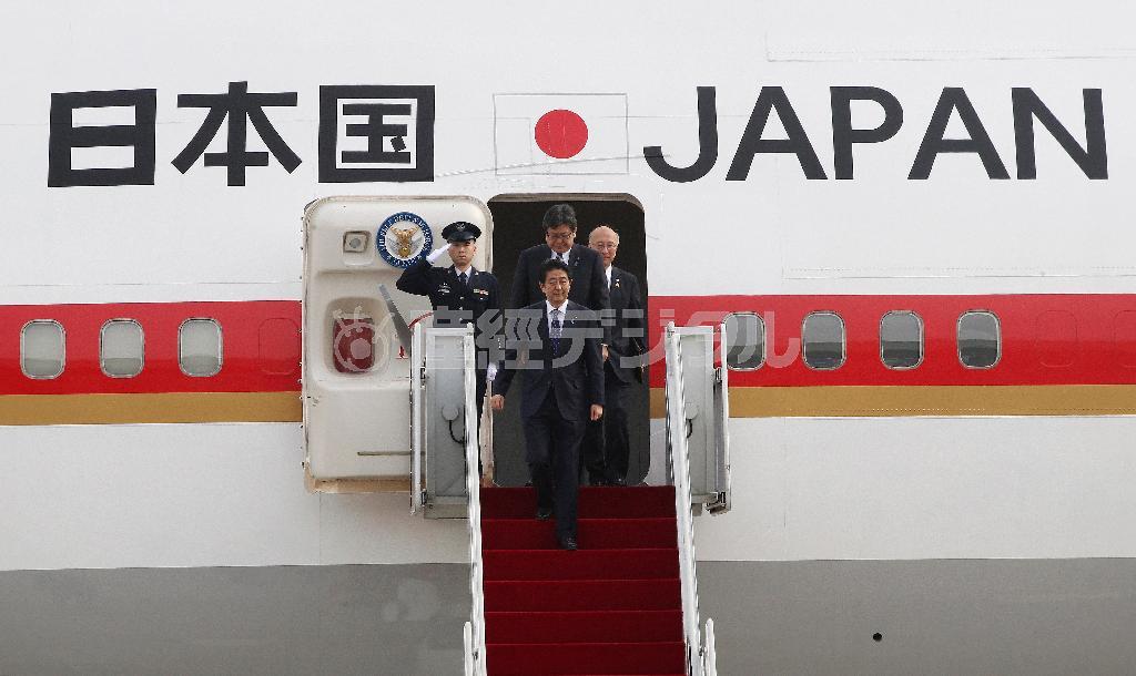 政府専用機でソウル空港に到着した安倍晋三（しんぞう）首相＝２０１５年１１月１日、韓国・首都ソウル（ＡＰ）