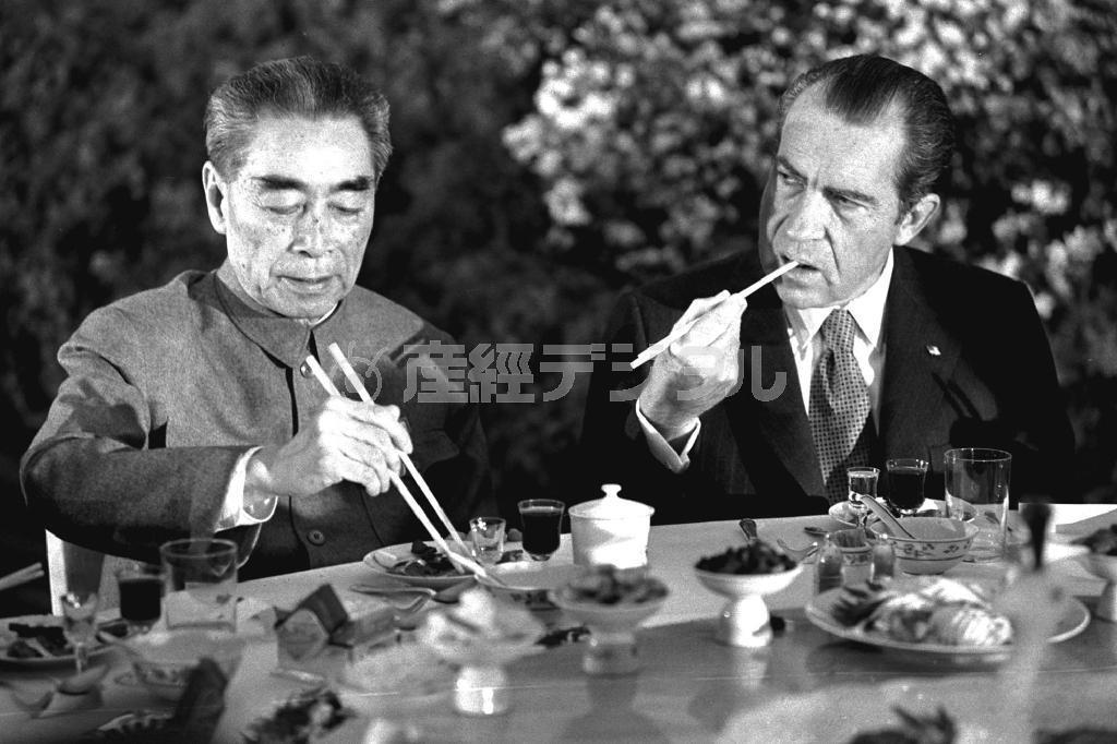 １９７２年２月２８日、電撃的に中国を訪問し、当時の周恩来首相（左）と会食するリチャード・ニクソン米大統領。ニクソン氏以降８代にわたり、歴代米大統領たちは中国の怪物化に手を貸してきた＝中国・上海市（ＡＰ）