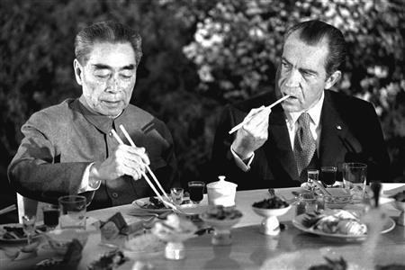 １９７２年２月２８日、電撃的に中国を訪問し、当時の周恩来首相（左）と会食するリチャード・ニクソン米大統領。ニクソン氏以降８代にわたり、歴代米大統領たちは中国の怪物化に手を貸してきた＝中国・上海市（ＡＰ）