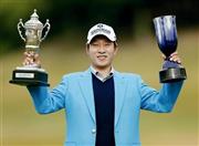 通算１２アンダーで今季５勝目を挙げた金庚泰＝２０１５年１１月１日、兵庫県加東市のＡＢＣ・ＧＣ（共同）