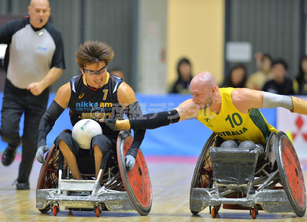車いすラグビーのアジア・オセアニアチャンピオンシップ決勝で競り合う池崎（いけざき）大輔（左）＝２０１５年１１月１日午後、千葉県千葉市中央区の千葉ポートアリーナ（宮崎瑞穂撮影）