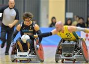 車いすラグビーのアジア・オセアニアチャンピオンシップ決勝で競り合う池崎（いけざき）大輔（左）＝２０１５年１１月１日午後、千葉県千葉市中央区の千葉ポートアリーナ（宮崎瑞穂撮影）