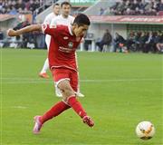 アウクスブルク戦の前半、自身２点目のゴールを決めるマインツの武藤嘉紀（よしのり）＝２０１５年１０月３１日、ドイツ・バイエルン州アウクスブルク（共同）