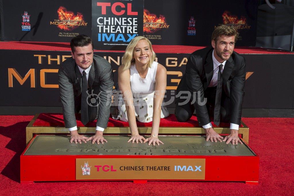 米女優、ジェニファー・ローレンスさん（中央）と米俳優、ジョシュ・ハッチャーソンさん（左）、豪俳優、リアム・ヘムズワースさん（右）＝２０１５年１０月３１日、米カリフォルニア州ハリウッド（ロイター）