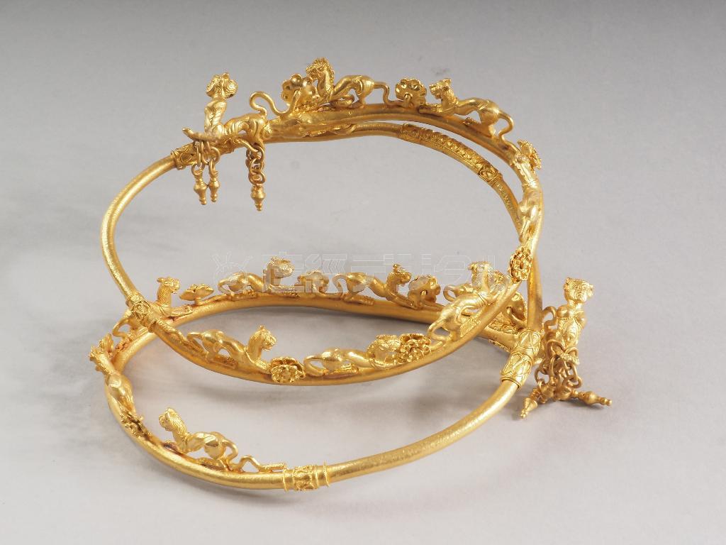 ≪らせん状のディアデマ≫（日本初公開）。紀元前４世紀末－紀元前３世紀初頭。金。ブルガリア、スヴェシュタリ出土ソフィア国立考古学研究所・博物館。（Ｎａｔｉｏｎａｌ＿Ｉｎｓｔｉｔｕｔｅ＿ｏｆ＿Ａｒｃｈａｅｏｌｏｇｙ＿ｗｉｔｈ＿Ｍｕｓｅｕｍ－Ｓｏｆｉａ，Ｂｕｌｇａｒｉａ提供）