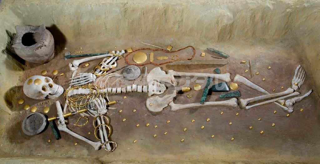 ≪ヴァルナ銅石器時代墓地第４３号墓≫紀元前５０００年紀。ブルガリア、ヴァルナ出土（ヴァルナ歴史博物館提供）。（Ｃ）Ｖａｒｎａ＿Ｒｅｇｉｏｎａｌ＿Ｍｕｓｅｕｍ＿ｏｆ＿Ｈｉｓｔｏｒｙ，Ｂｕｌｇａｒｉａ