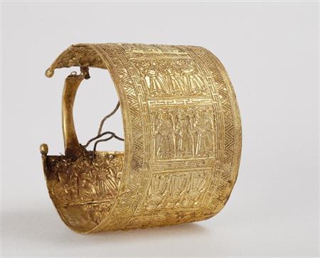 ≪腕輪≫紀元前６７５年－６５０年。イタリア、チェルヴェテリ、ソルボ墓地、レゴリーニ・ガラッシの墓出土ヴァチカン美術館（提供写真）。Ｆｏｔｏ（Ｃ）Ｇｏｖｅｒｎａｔｏｒａｔｏ＿ｄｅｌｌｏ＿Ｓｔａｔｏ＿ｄｅｌｌａ＿Ｃｉｔｔa＿ｄｅｌ＿Ｖａｔｉｃａｎｏ－Ｄｉｒｅｚｉｏｎｅ＿ｄｅｉ＿Ｍｕｓｅｉ，ｔｕｔｔｉ＿ｉ＿ｄｉｒｉｔｔｉ＿ｒｉｓｅｒｖａｔｉ