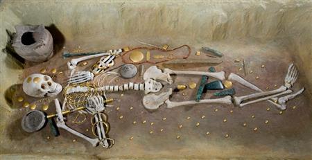 ≪ヴァルナ銅石器時代墓地第４３号墓≫紀元前５０００年紀。ブルガリア、ヴァルナ出土（ヴァルナ歴史博物館提供）。（Ｃ）Ｖａｒｎａ＿Ｒｅｇｉｏｎａｌ＿Ｍｕｓｅｕｍ＿ｏｆ＿Ｈｉｓｔｏｒｙ，Ｂｕｌｇａｒｉａ