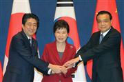 ３カ国首脳会談を前に、握手を交わす安倍晋三首相、韓国の朴槿恵大統領、中国の李克強首相（左から）＝１日、ソウル（ＡＰ）