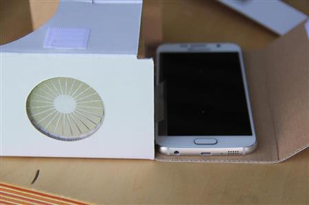 MilboxTouchは中にスマホをセットして使う簡易型のHMD