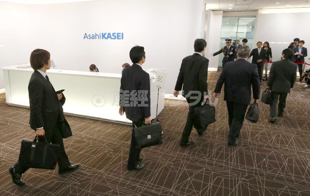 旭化成建材本社へ立ち入り検査に向かう国交省の担当者＝２０１５年１１月２日午後、東京都千代田区神田神保町（福島範和撮影）