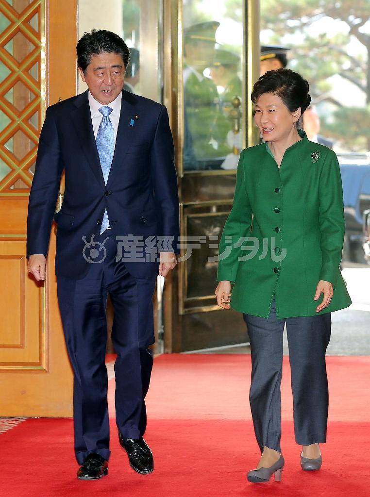 １１月２日、首都ソウルの青瓦台で安倍晋三（しんぞう）首相（左）を出迎える朴槿恵（パク・クネ）大統領＝２０１５年、韓国（聯合＝共同）