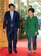 １１月２日、首都ソウルの青瓦台で安倍晋三（しんぞう）首相（左）を出迎える朴槿恵（パク・クネ）大統領＝２０１５年、韓国（聯合＝共同）