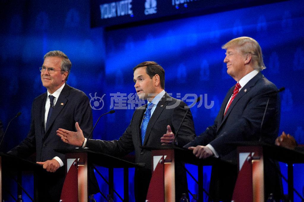 米コロラド州ボルダーで行われた米大統領選の共和党候補たちによる討論会で、司会者の質問に対して巧みな切り返しを見せるマルコ・ルビオ上院議員（中央）。右は不動産王のドナルド・トランプ氏、左はジェブ・ブッシュ元フロリダ州知事＝２０１５年１０月２８日（ＡＰ）