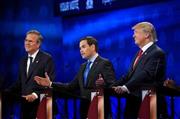 米コロラド州ボルダーで行われた米大統領選の共和党候補たちによる討論会で、司会者の質問に対して巧みな切り返しを見せるマルコ・ルビオ上院議員（中央）。右は不動産王のドナルド・トランプ氏、左はジェブ・ブッシュ元フロリダ州知事＝２０１５年１０月２８日（ＡＰ）