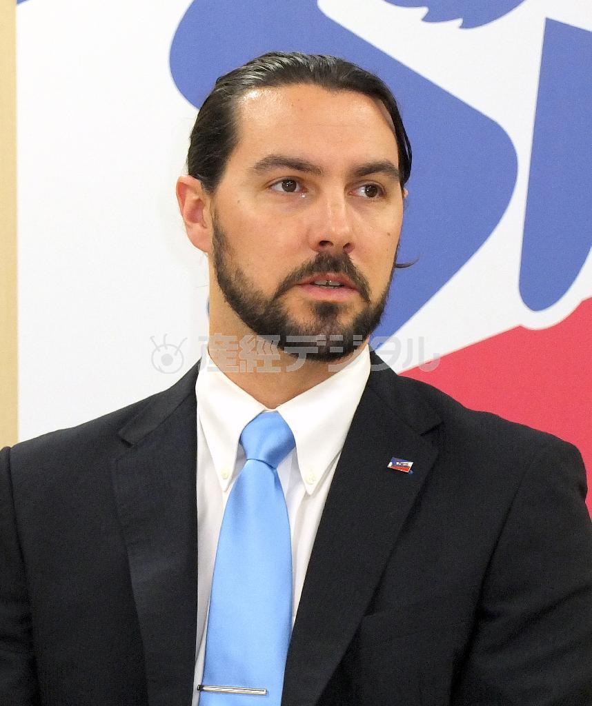 米球界復帰を目指す意向を明らかにしたヤクルトのトニー・バーネット＝２０１５年１１月２日、東京都港区北青山の球団事務所（荒木孝雄撮影）