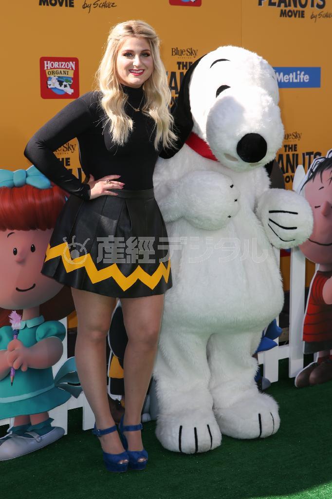 人気キャラクターのスヌーピー（右）と、米歌手のメーガン・トレイナーさん＝２０１５年１１月１日、米カリフォルニア州ロサンゼルス（ＡＰ）