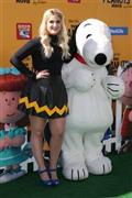 人気キャラクターのスヌーピー（右）と、米歌手のメーガン・トレイナーさん＝２０１５年１１月１日、米カリフォルニア州ロサンゼルス（ＡＰ）