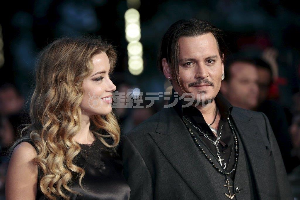 米俳優、ジョニー・デップさん（右）＝２０１５年１０月１１日、英国・首都ロンドン（ロイター）