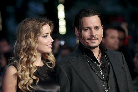 米俳優、ジョニー・デップさん（右）＝２０１５年１０月１１日、英国・首都ロンドン（ロイター）