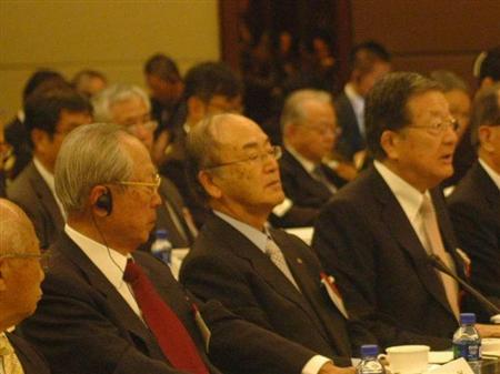 中国・工業信息化部との会談であいさつする日中経済協会の宗岡正二会長（右）＝１日、北京（平尾孝撮影）