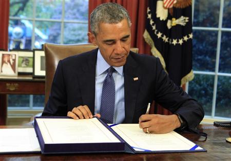 予算の大枠などを定めた法案にサインするオバマ米大統領＝２日、米ホワイトハウス（ＵＰＩ＝共同）