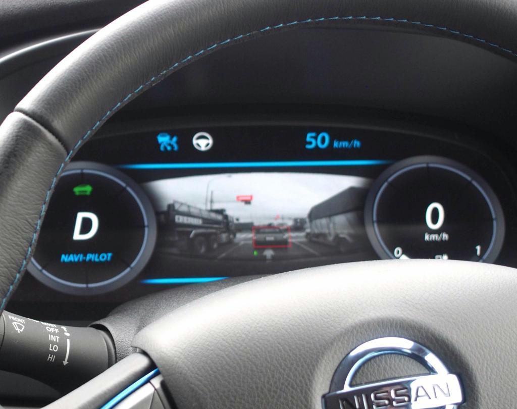 日産自動車の実験車両は停止時に計器パネルが信号などの検知を知らせるカメラ画像に変わる＝１０月３１日、東京都江東区