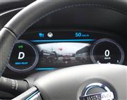 日産自動車の実験車両は停止時に計器パネルが信号などの検知を知らせるカメラ画像に変わる＝１０月３１日、東京都江東区