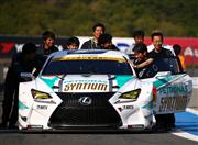 「ＲＣ Ｆ ＧＴ３」のマシンとチームスタッフ